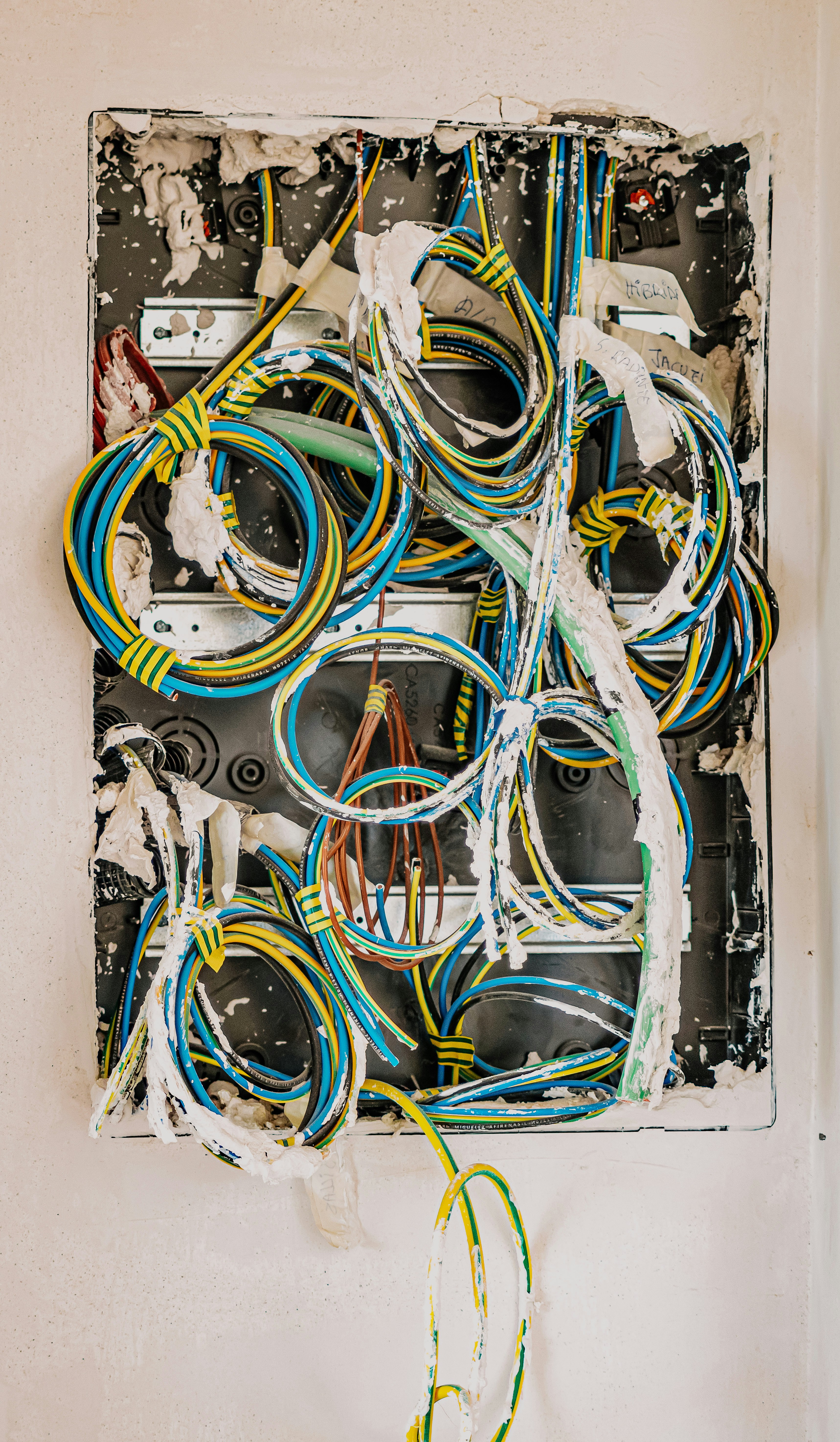 Cuadro eléctrico de vivienda con cableado desordenado — circuitos obligatorios ITC-BT-25